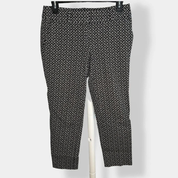 LOFT Pants - LOFT Black White Medallion Print Julie Skinny Pant 4P